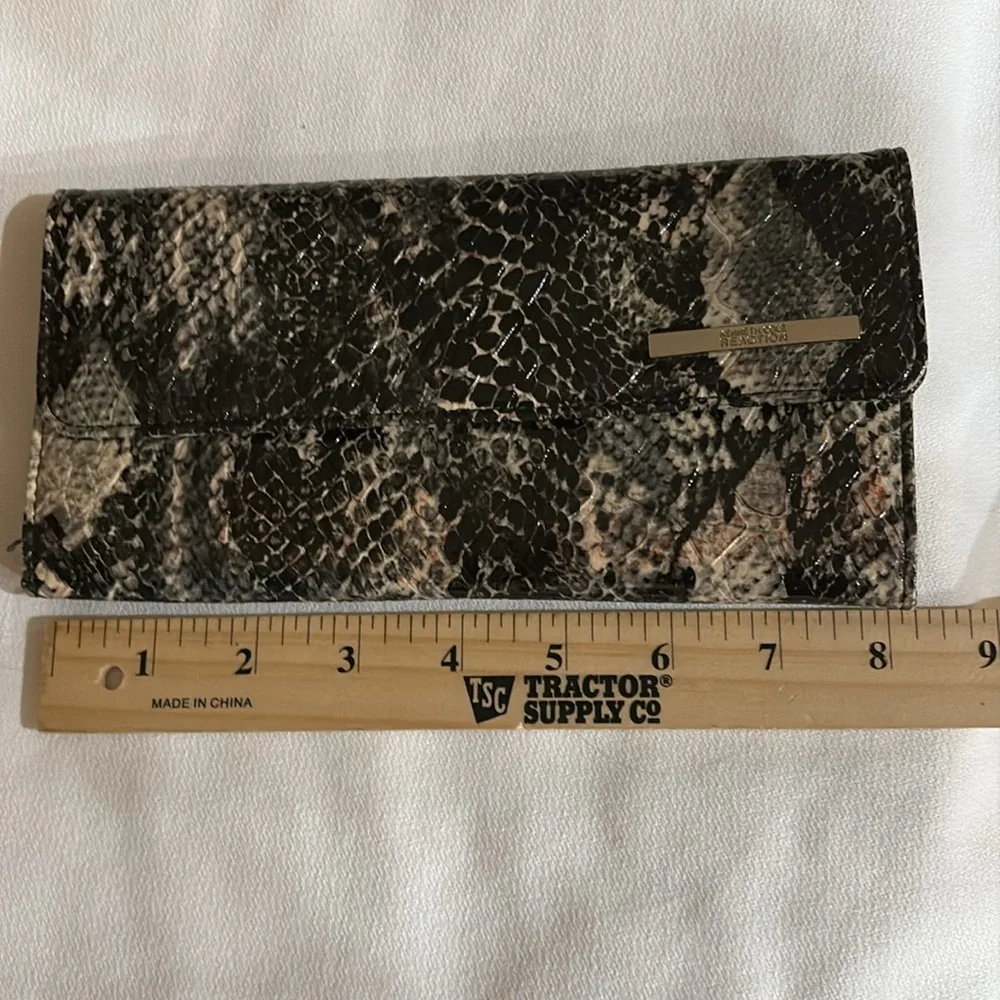 Kenneth Cole Reaction Snake Print Womens Clutch With Multiple Compartments